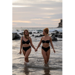 Plavková podprsenka s lesklým efektem vykouzlí svůdný dekolt