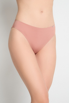 Kalhotky brazilky vykouzlí sexy kulatý zadeček