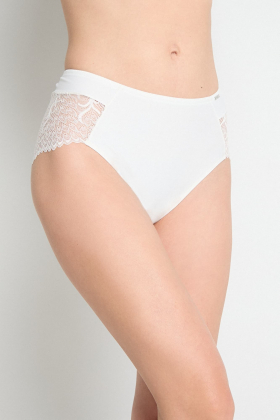 Vyšší dámské kalhotky plně zakryjí zadeček a boky