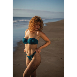 Smaragdové plavkové brazilky vykouzlí sexy zadeček | Triola