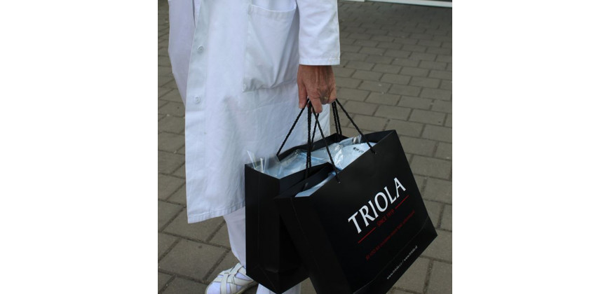Triola rozdává roušky potřebným