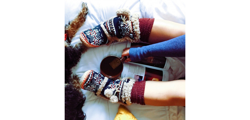 Hygge – životní styl, okamžiky štěstí, teplé pyžamo a hrnek sladkého kakaa